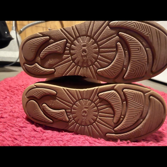 Tan-coloured leather UGGS - Picture 4 of 5